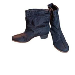 Vintage nylon heeled snow boots by Revelations warm-n-smart. In great condition